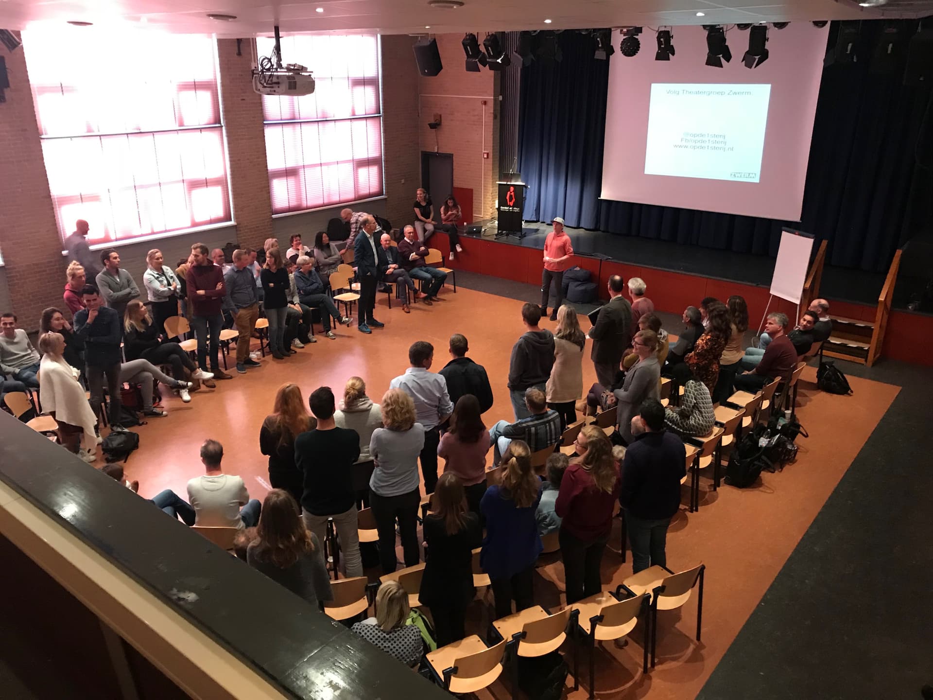 Docenten doen mee aan een training van Theatergroep Zwerm