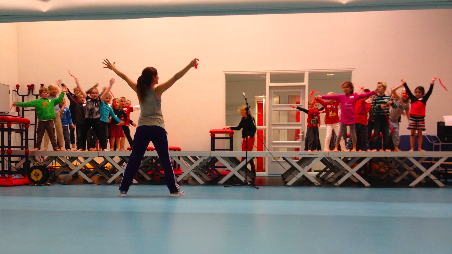 Leerlingen van het basisonderwijs tijdens een theaterworkshop in de gymzaal