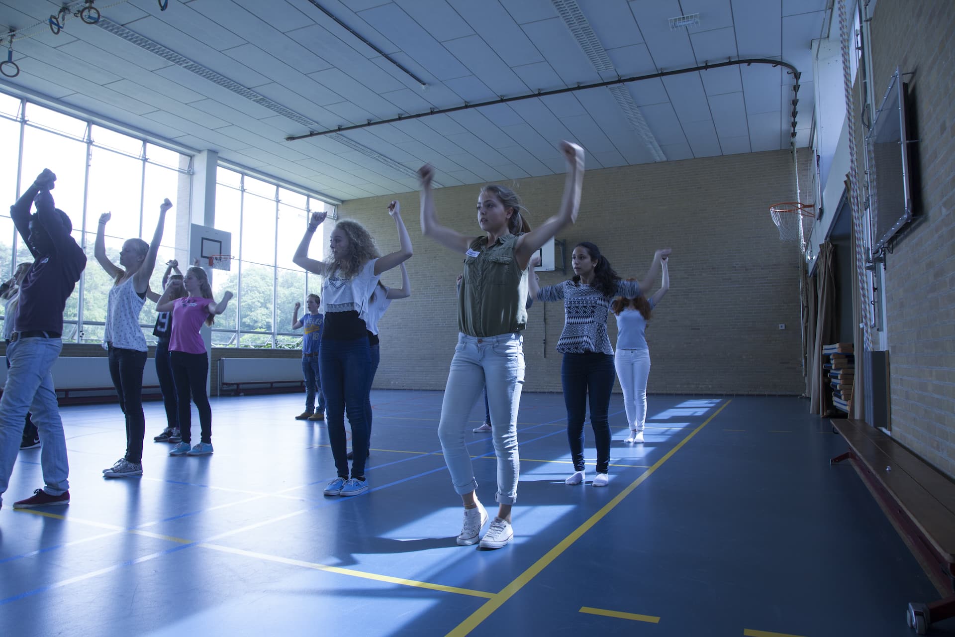 Leerlingen dansen tijdens een les uit de leerlijn dans van Traject C